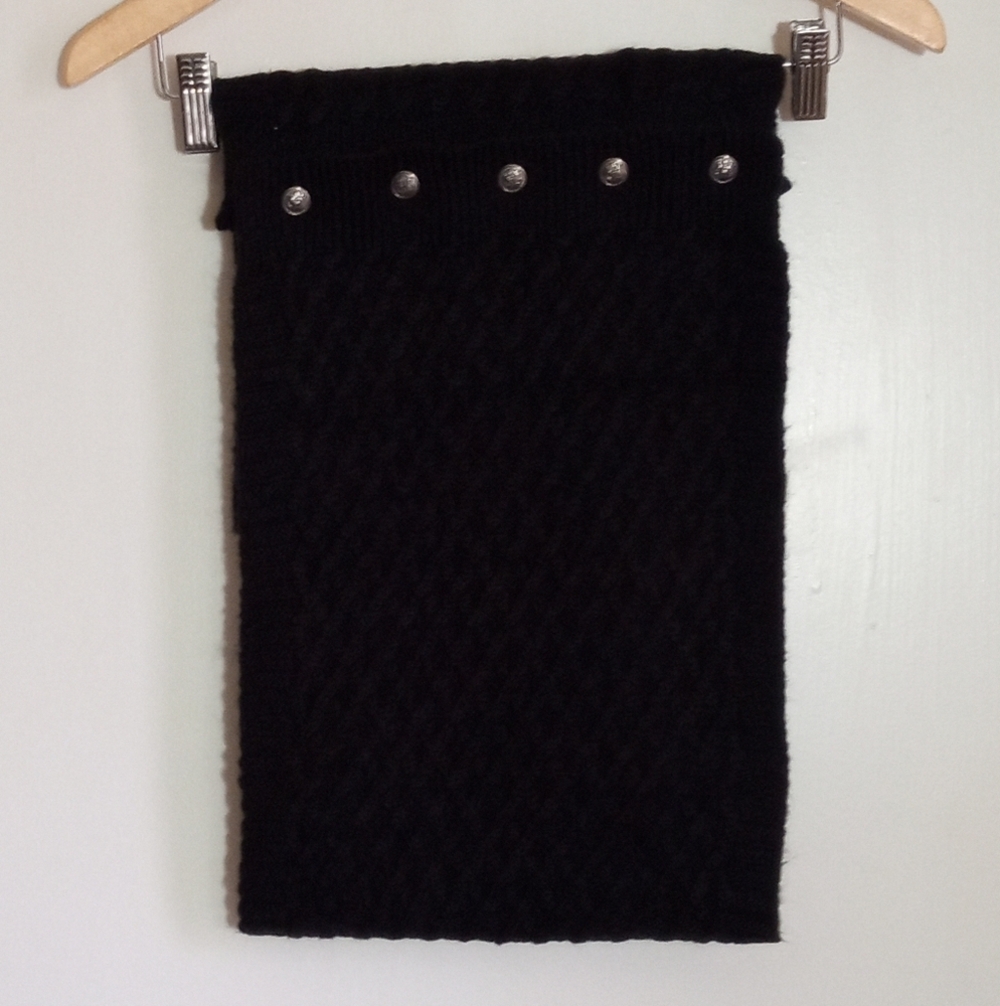 Infinity scarf with diamond stitch pattern and button detail